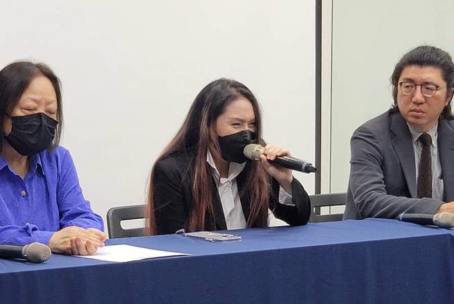 网红李伊妍（图中）28日召开记者会控诉廖峻性侵未遂。（游定刚拍摄）