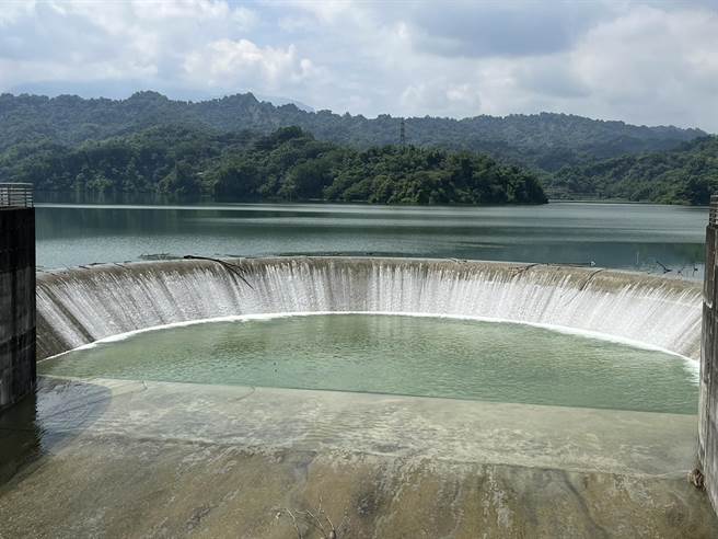 位於雲林縣的湖山水庫一個月內水位回升25公尺達滿水位，6月27日自然溢流。（周麗蘭攝）