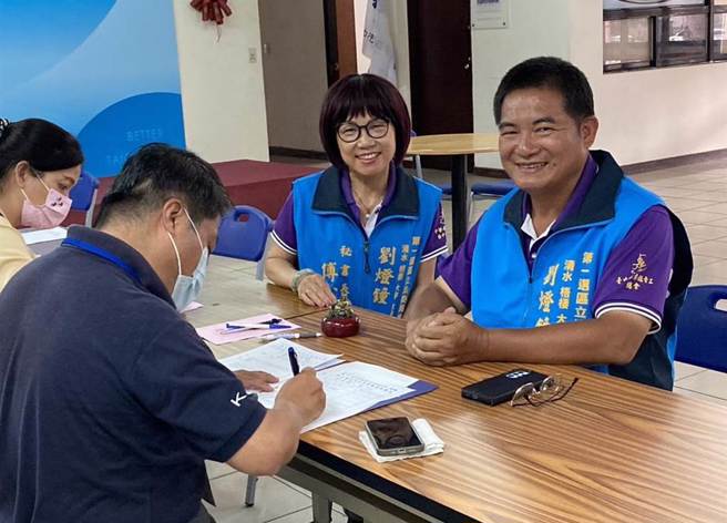 金门大学副教授刘灯钟今天到台中市国民党党部登记参选第一选区立委。（国民党台中市党部提供／张亦惠台中传真）