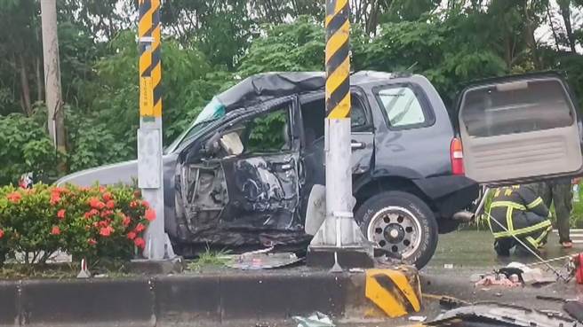 台东1辆黑色吉普车行经南岛大道一处90度弯道时，疑似车速过快，自撞安全岛。（民眾提供／萧嘉蕙台东传真）