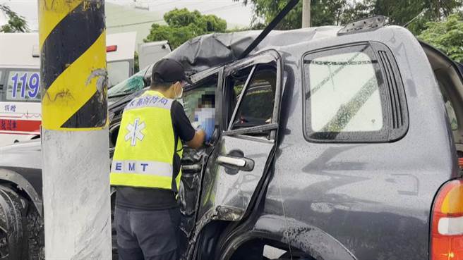 吉普车驾驶座位置猛烈撞击路灯，车门严重变形，1名男性驾驶受困其中，当场失去心跳呼吸。（民眾提供／萧嘉蕙台东传真）