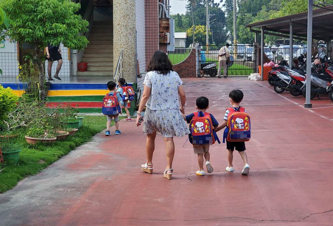 中华民国幼教联合总会呼吁各界重视幼教师，亲师关系要互相尊重和体谅。示意图为某幼儿园老师带领小朋友上学，与新北市幼儿园喂药案无关。（周丽兰摄）