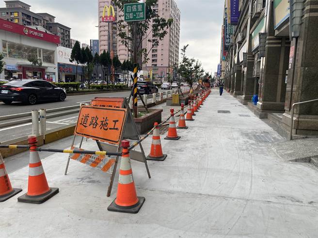 桃园市中坜区环中东路人行道年久失修，市府养工处启动人行道3阶段改善计画，目前正施作第2阶段永福路至荣安一街口，预计9月完成。（蔡明亘摄）