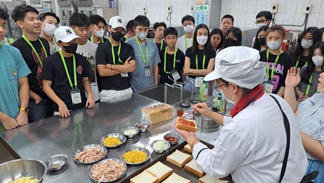 印尼海外青年台灣觀摩團共145位僑生，28日前往桃園市永平工商進行見學旅行並體驗實作課程。（永平工商提供／蔡明亘桃園傳真）