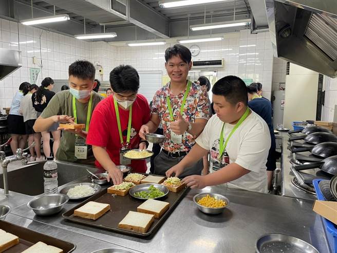 印尼海外青年台灣觀摩團前往永平工商體驗實作課程，餐飲科教師帶領印尼學生製作珍珠奶茶與義大利鄉村燻雞披薩，印尼學生分享，親自操作還能馬上享受成果，感覺非常新鮮。（永平工商提供／蔡明亘桃園傳真）