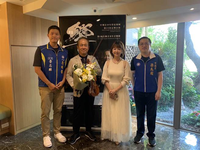 桃园市中坜青少年管弦乐团邀请东京爱乐管弦乐团首席三浦章宏（左二）来台演出，7月2日在中坜艺术馆演奏巴哈小提琴协奏曲等经典乐曲。（蔡明亘摄）