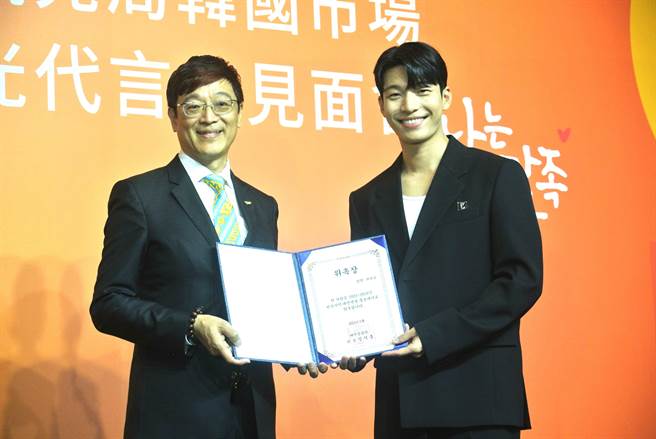 交通部观光局林信任副局长(左)正式任命魏嘏隽(右)成为韩国市场台湾观光代言人。（陈韵萍摄）