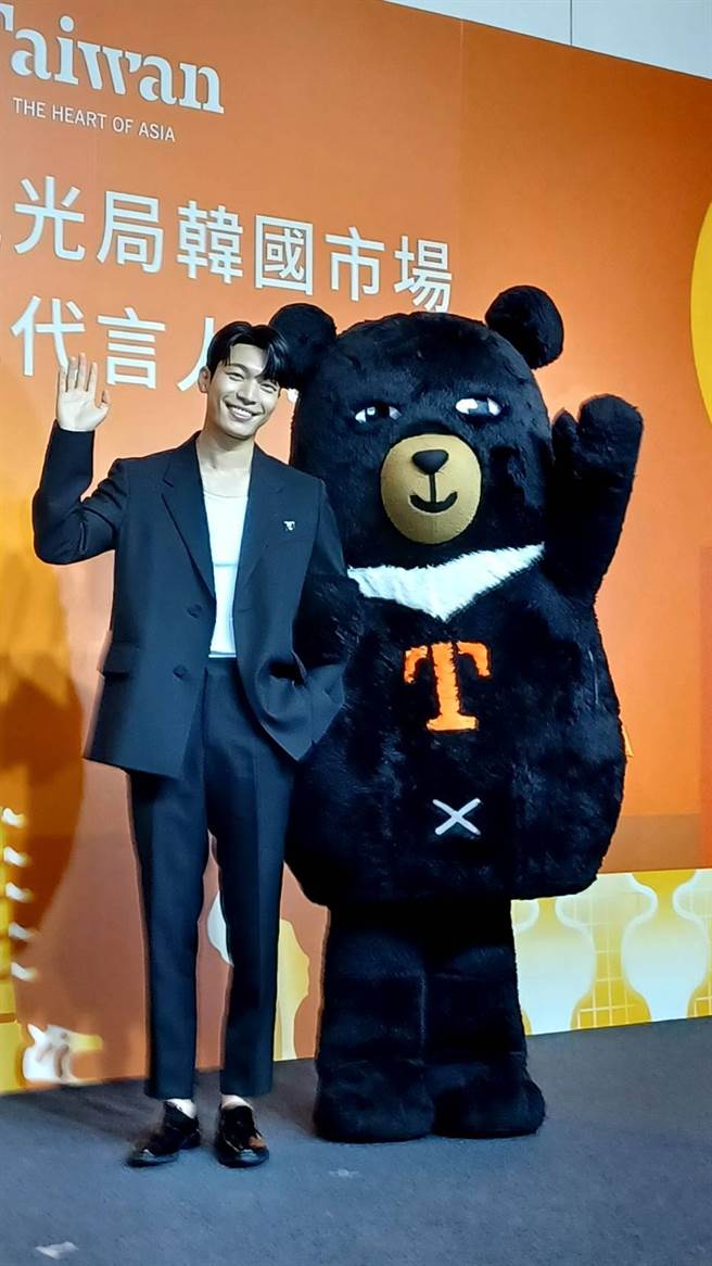 魏嘏隽和超Q萌的台湾观光局「喔熊组长」相见欢，两者互动超有爱。（陈韵萍摄）