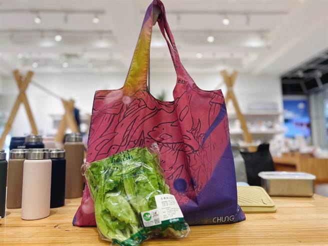 中友百货响应环保今年夏天推出2款方便携带且大容量的「美好生活-收纳环保袋」。（中友百货提供／冯惠宜台中传真）