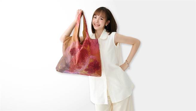 中友百货响应环保今年夏天推出2款方便携带且大容量的「美好生活-收纳环保袋」。（中友百货提供／冯惠宜台中传真）