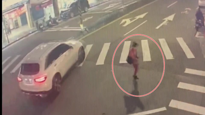 台北市文山区1名54岁张姓女子，今年1月至5月把住家附近的超商当成自家仓库，有需要就去拿，共犯案5次。（翻摄画面）