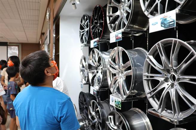 巧新科技日前邀請18位兒童參訪雲林總部，了解鍛造輪框製程及相關知識。（台灣世界展望會提供）