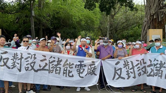 能源公司计画在台南市柳营区设置储能厂，遭到附近住户反弹，29日下午近百位乡亲到现场抗议，国民党市议员蔡育辉（第一排左六）也将到场声援。（张毓翎摄）