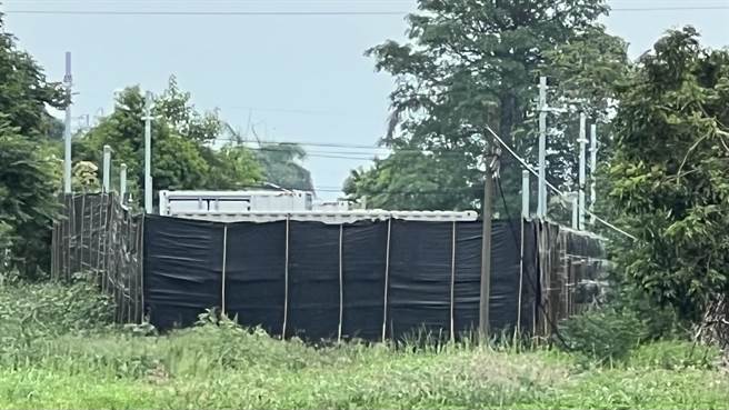 柳营储能场因民意反弹，目前暂停施工，业者用黑布围起来。（张毓翎摄）