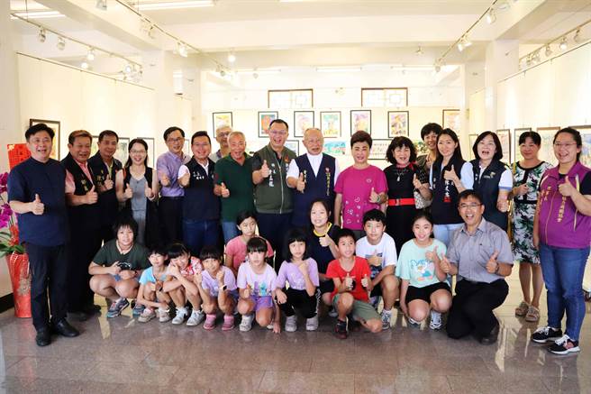 文昌國小學生「文昌藝綺．繪動青春」學生聯展在凌霄寶殿開幕，不但原創小畫家都到場，奉天宮董事長何達煌、新港鄉長葉孟龍等各界人士也到場共襄盛舉。（呂妍庭攝）