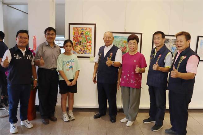 奉天宮董事長何達煌、縣議員黃啟豪及多位奉天宮董事、各界人士到場給原創小畫家鼓勵。（呂妍庭攝）