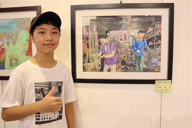 原創小畫家到場，並與自己的作品合影留念。（呂妍庭攝）