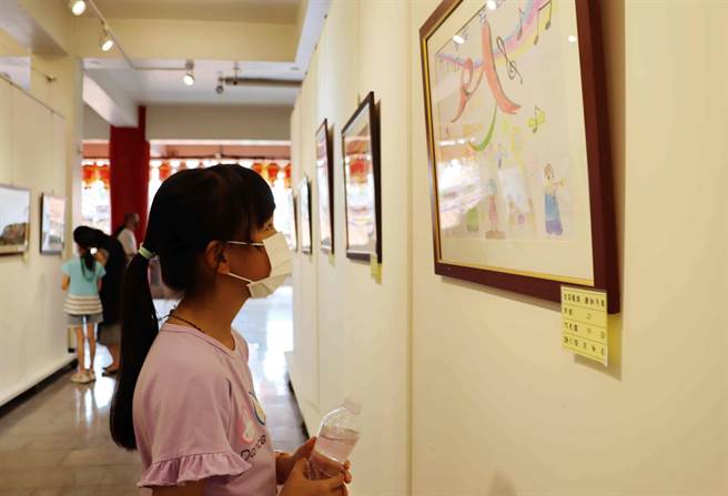 原創小畫家到場，除看看自己的畫作，也欣賞其他人的作品。（呂妍庭攝）