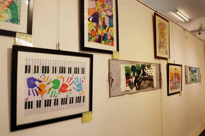 文昌國小孩子作品非常活躍、多元。（呂妍庭攝）