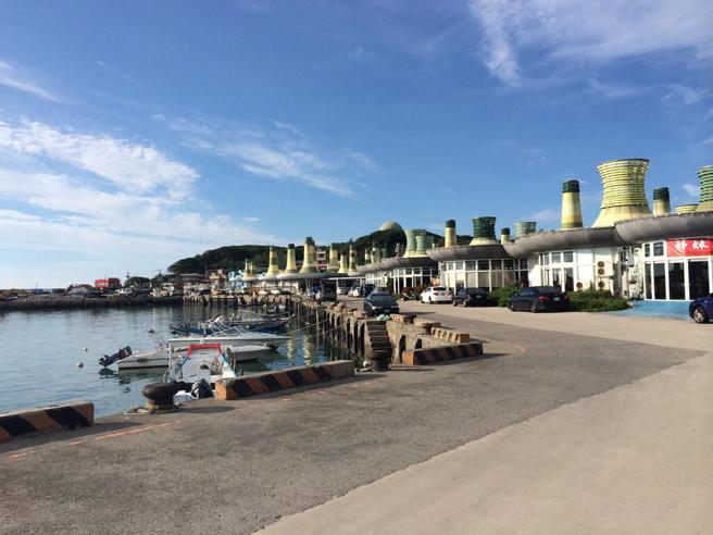 新北市石门区富基渔港今（29）日下午近6时许发现一具男浮尸，头戴安全帽、双臂展开漂浮在渔港内。（示意图为富基渔港／新北市旅游观光网）