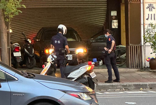 高雄某應召站遭人倒車衝撞，不排除是色情交易糾紛，警方還在釐清當中。（讀者提供／崔正綱高雄傳真）