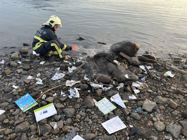 今（29）日下午17時許，淡水捷運站3號出口往淡水河邊，一群國中學生於淡水河邊焚燒期末結束的課本，消防人員獲報到場後只剩些許白煙。（翻攝畫面）
