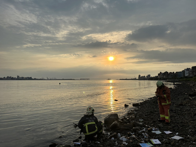 今（29）日下午17時許，淡水捷運站3號出口往淡水河邊，一群國中學生於淡水河邊焚燒期末結束的課本，消防人員獲報到場後只剩些許白煙。（翻攝畫面）