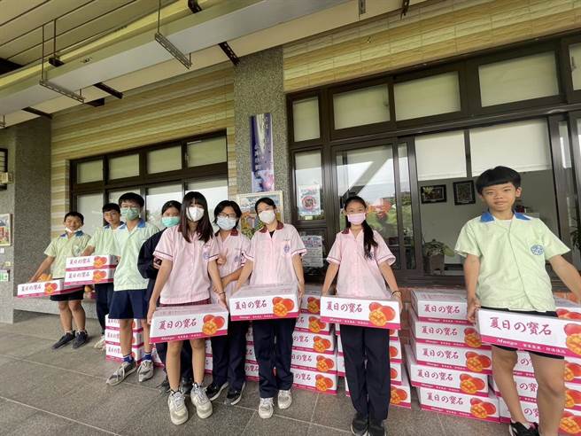 新营区太子国中学务主任周俊豪与多位好友，合力购买新化大坑休閒农场100箱金煌芒果，捐赠给太子国中、后壁国中的学生享用。（大坑农场提供／张毓翎台南传真）