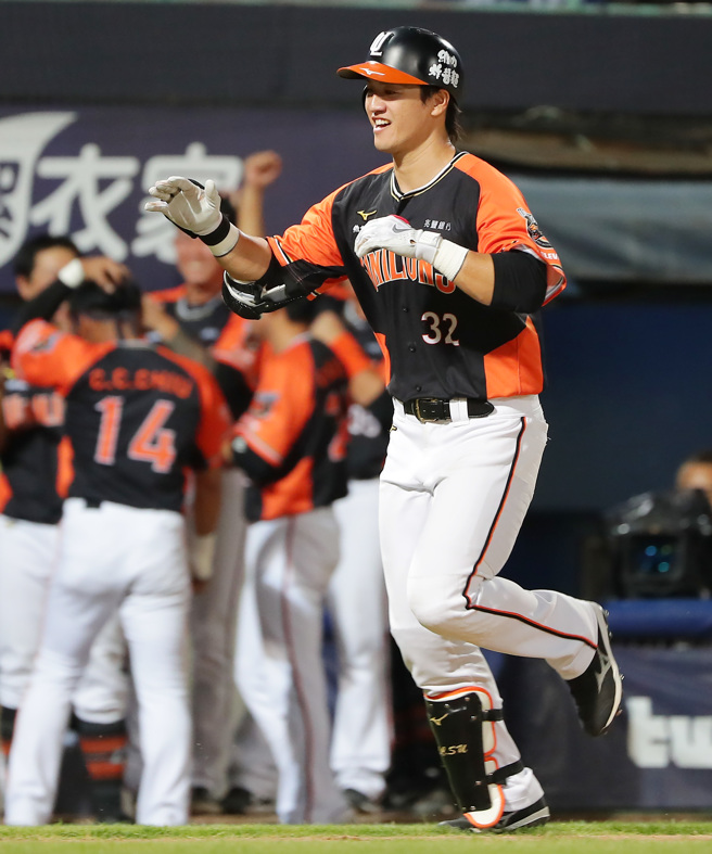 统一狮苏智杰在3局上敲出阳春炮助队先驰得点。（季志翔摄）