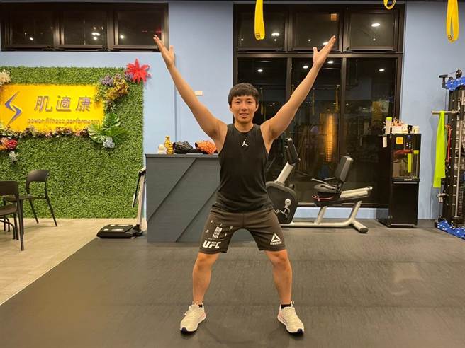 对抗「肌少症」有氧运动第一招-V字步。(图／肌适康物理治疗所提供)