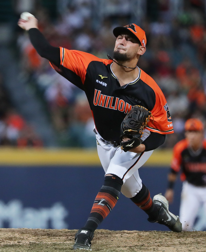统一狮先发投手胜骑士。（季志翔摄）