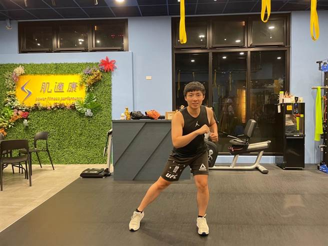 对抗「肌少症」有氧运动第二招-侧点步。(图／肌适康物理治疗所提供)