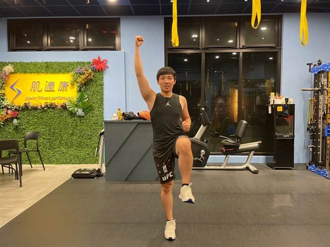 对抗「肌少症」有氧运动第三招-三步抬膝。(图／肌适康物理治疗所提供)