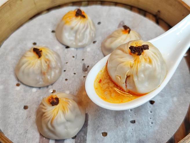 古北饕「麻辣小笼汤包」堪称招牌，活动期间来店消费满千并加入官方Line，有机会抽南韩机票。（古北饕提供／朱世凯台北传真）
