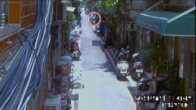 江姓男子23日11时51分从家中走出来后直接到对面将鞋子拿走。（翻摄画面）