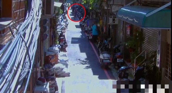 24日9时58分江男家人发现鞋子不是自家的，于是江男将鞋子返还。（翻摄画面）