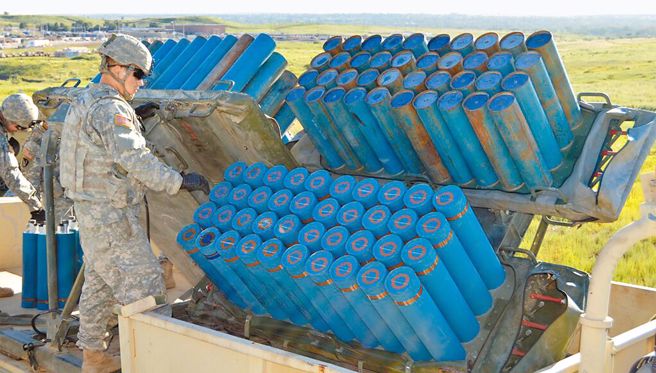 美国防部军售台湾54.5亿元的火山车载布雷系统案，将分3年採购14套，已完成签署，将在2029年年底前完成交运。图为美军将实弹罐装入火山布雷系统中。（摘自美国陆军官网）