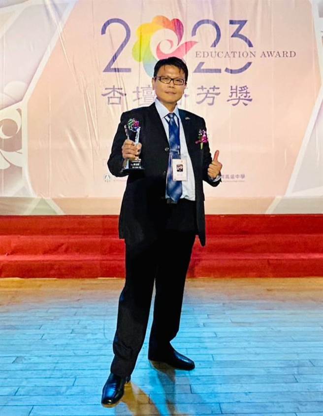 屏东内埔农工教师傅志群继去年第3度获颁「学校体育传炬奖」后，今年再获「杏坛芬芳奖」殊荣。（内埔农工提供／谢佳潾屏东传真）