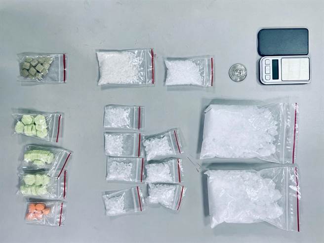 警方在陶男车上查获的K他命、安非他命及一粒眠等毒品。（警方提供）