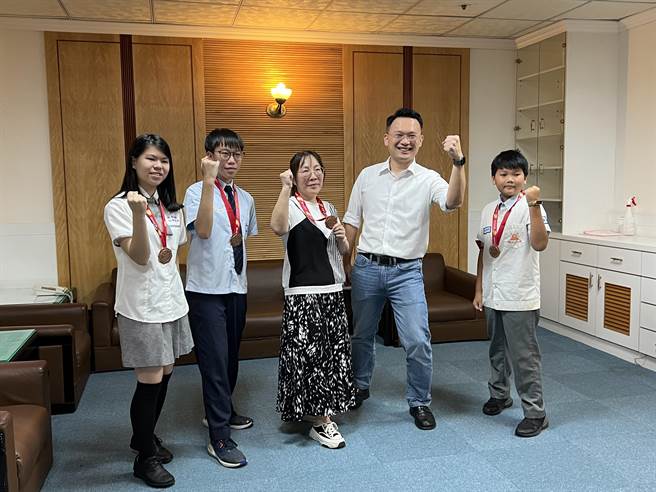 大崗國中陳濬承、大園國際高中李柏緯、治平高中覃宇婕及啟英高中石芊宜同學等4位學生榮獲第23屆台新青少年志工菁英獎「奉獻獎」。(蔡依珍攝)