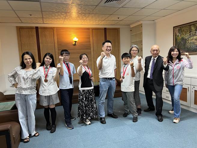 大崗國中陳濬承、大園國際高中李柏緯、治平高中覃宇婕及啟英高中石芊宜同學等4位學生榮獲第23屆台新青少年志工菁英獎「奉獻獎」。(蔡依珍攝)