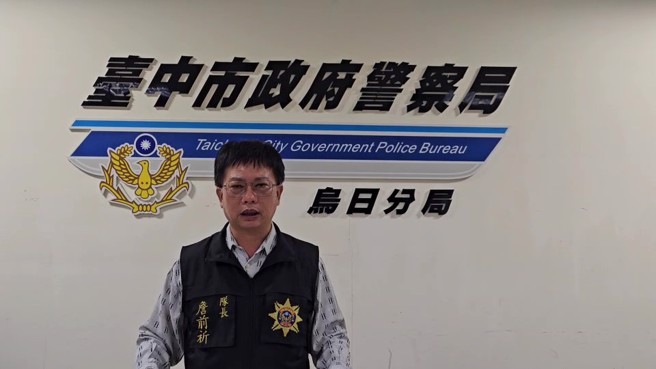 台中警方29日下午发现有3名男子于龙昌路一带逗留，上前盘查，未料其中1名男子想开车就跑，员警立即打破车窗制止，遭该车辆拖行擦伤，另1名员警见状朝该车轮胎开5枪成功制止，目前带回2名嫌犯侦讯，剩余1名警方掌握行踪追缉中。（图／翻摄画面）