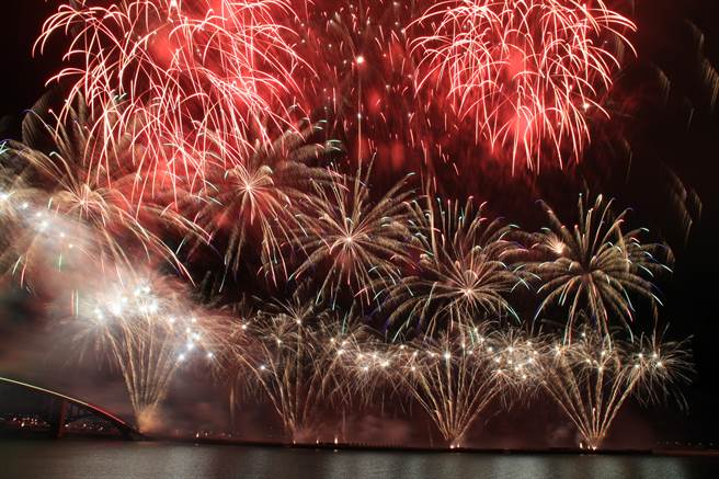 今晚闭幕式以12000发烟火秀划下句点。（许逸民摄）