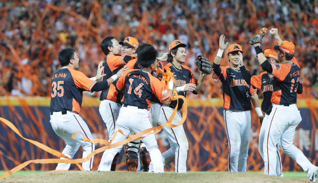 统一狮击败富邦悍将，勇夺上半季冠军，获胜瞬间球员衝入场内庆祝。（季志翔摄）