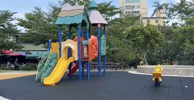 新竹市頂竹圍公園遭撒釘子跟倒漂白水，民眾發現後通報市府並報警，警方循線找到涉案林男，他稱不滿公園裡的流浪貓太吵，才會放釘子。（王惠慧攝）