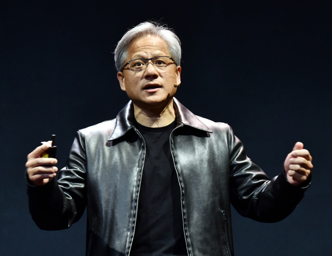 辉达在黄仁勋领导下达到市值突破1兆美元的里程碑，但近期销陆晶片面临美国禁令考验。（图／报系资料照）
