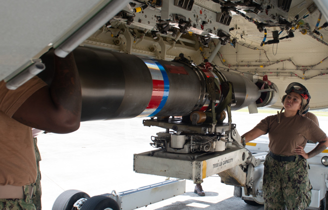 美国海军航空军械兵将Mark 54鱼雷装上P-8A「海神」（Poseidon）反潜巡逻机。（美国海军）