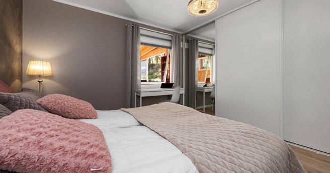 高雄一名人妻偷吃棺木店员工，内心受不了折磨，写忏悔书放佛堂。（示意图／翻摄自pixabay）