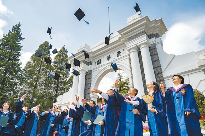 大陆国家统计局5月数据显示，16至24岁的青年城镇调查失业率升至20.8％，是2018年开始公布统计以来的最高水准。图为北京清华大学校友抛帽庆祝该校建校112周年。（中新社）