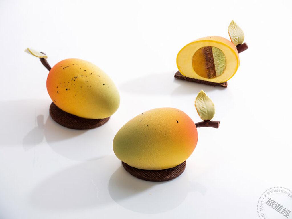 造型仿真的「芒芒夏日」使用斑蘭蛋糕和檸檬葉搭配芒果的香甜滋味，不僅外型栩栩如生，入口更充滿沁夏的芒果美好滋味。（圖／台北文華東方提供）